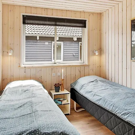 18 Person In Bl Vand Blåvand