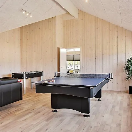 18 Person In Bl Vand * Blåvand