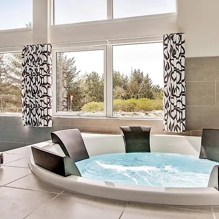 度假居 Luxury Pool Retreat In