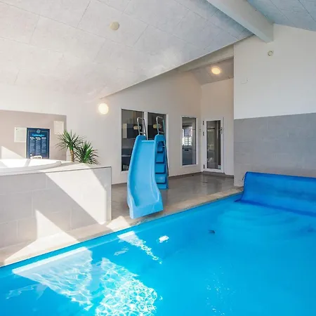 Luxury Pool Retreat In 布拉万德