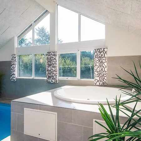 Luxury Pool Retreat In 度假居 *